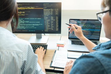İşbirlikçi çalışma Yazılım mühendisleri web sitesi geliştirici teknolojileri veya programcı ortak çalışma alanı ofis şirketi ortağı ile ekranda başlangıç ai uygulama projesi kodlama çalışma