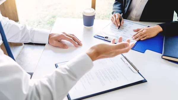 Interview Job Concept Aantrekkelijke Kandidaat Werkzoekende Pak Antwoorden Werknemer Voor — Stockfoto