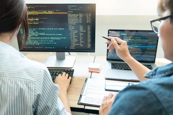 소프트웨어 엔지니어 사이트 개발자 프로그래머가 사무실 회사의 파트너와 화면에 프로그램 — 스톡 사진