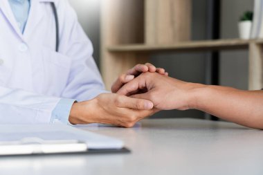 sağlık ve tıp etiği kavramı, doktor hasta tanısı bir konsültasyon veren reçete açıklar ve hastanede hasta dinleme dikkatle