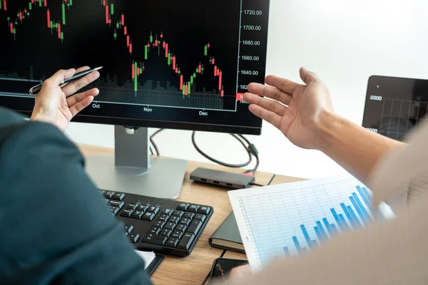 Investeringer Næringslivslag Entrepreneur Trading Diskuterer Analyserer Grafiske Aksjer Handelskontoret Begrepet – stockfoto