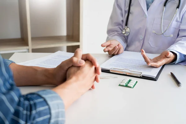 Paciente Escuchando Atentamente Médico Masculino Explicando Los Síntomas Del Paciente — Foto de Stock