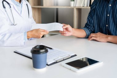 dikkatle dinliyor bir erkek hasta hasta belirtiler açıklayan veya onlar evrak tartışmak birlikte bir Danışma süreci gibi bir soru soran doktor