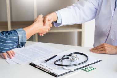 Çekici doktor ve hasta cesaret ve empati için el sıkışıyor, sağlık ve yardım, tıbbi konsept