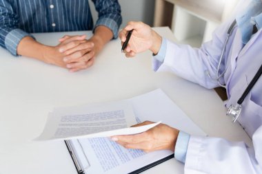 dikkatle dinliyor bir erkek hasta hasta belirtiler açıklayan veya onlar evrak tartışmak birlikte bir Danışma süreci gibi bir soru soran doktor