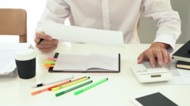 Modern ofiste çalışan işadamı, yakın plan
