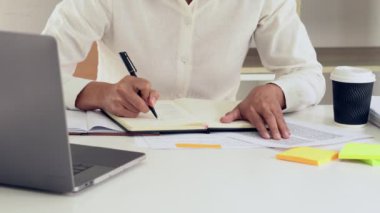 Ofisteki not defterine tablet ve yazı kullanan işadamı