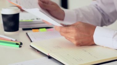 Ofiste dizüstü bilgisayarla çalışan iş adamları, dizüstü bilgisayarla çalışan iş adamları..