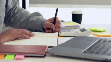 Ofiste çalışan iş adamı
