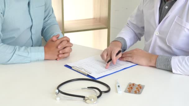 Patient Médecin Dans Cabinet Médical Avec Les Mains Médecin — Video