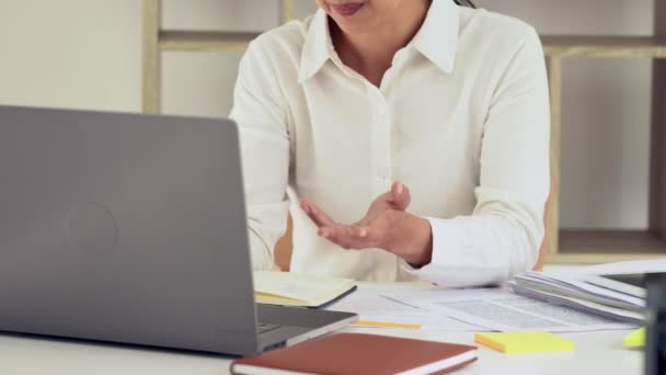 Mujer Joven Que Trabaja Oficina Moderna — Vídeos de Stock