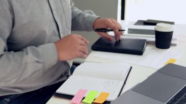 Dizüstü bilgisayarda çalışan adam