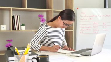 Ofiste çalışan Asyalı iş kadını, dizüstü bilgisayar ve tablet, iş ve finans kavramı kullanıyor,