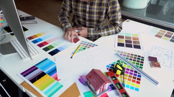 Дизайнер Выбирает Цветные Образцы — стоковое видео