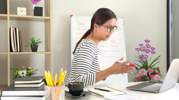 Joven Empresaria Trabajando Una Oficina Moderna — Vídeos de Stock