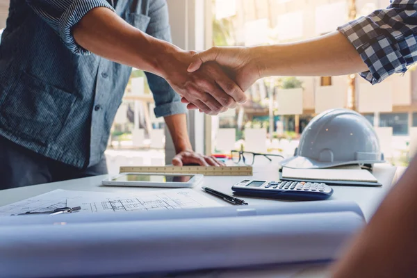 Architekt Und Ingenieur Bauarbeiter Beim Händeschütteln Während Der Arbeit Für — Stockfoto