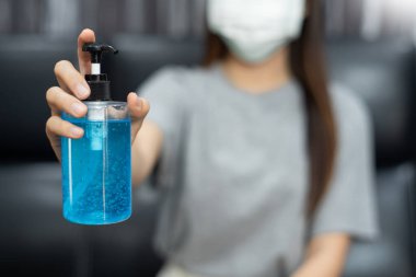 Mikrop ve grip virüsü veya Coronavirus (COVID-19) için el yıkama dezenfektanı temizleyicisi için pompa şişesindeki jel alkolü, alkol bazlı antimikrop önleyici ürün konsepti