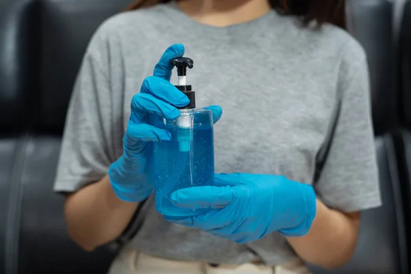 抽水机中的凝胶酒 用于洗手清洁剂清洁细菌和流感病毒 Covid 基于酒精的抗菌消毒剂产品预防概念 — 图库照片