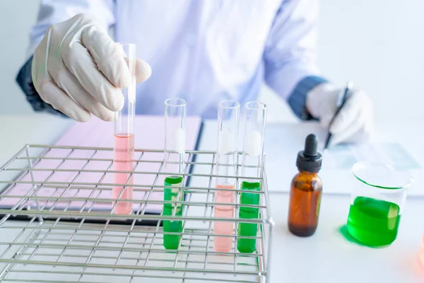 Wissenschaftler Forschen Labor Weißen Laborkittel Handschuhe Analysieren Reagenzglasprobe Betrachten Biotechnologie — Stockfoto