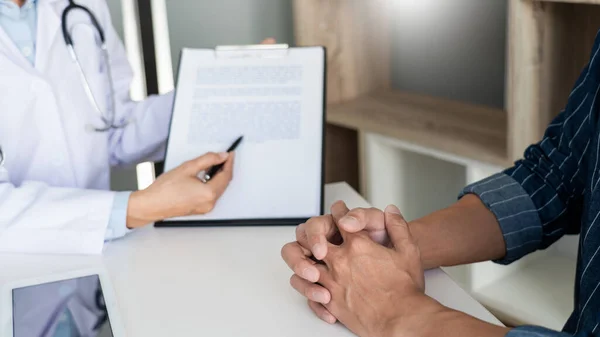 Paciente Escuchando Atentamente Médico Masculino Explicando Los Síntomas Del Paciente — Foto de Stock