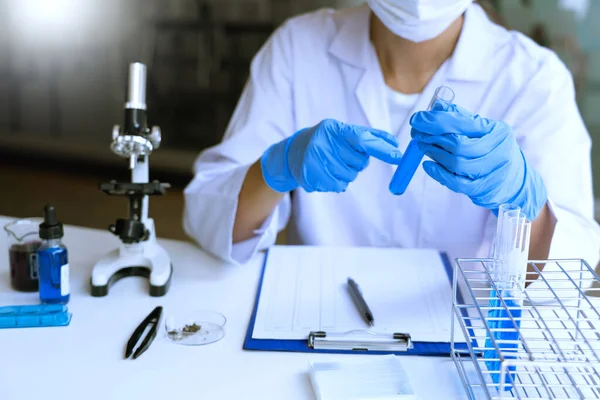 Cientistas Que Pesquisam Laboratório Jaleco Branco Luvas Analisando Olhando Para — Fotografia de Stock