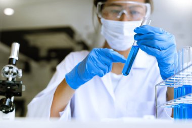 Bilim adamları laboratuvar önlüğü giyiyorlar ve koruyucu giysiler deney, laboratuvar ve geliştirme konseptinde deney tüpleriyle araştırma veya araştırma yapıyorlar..