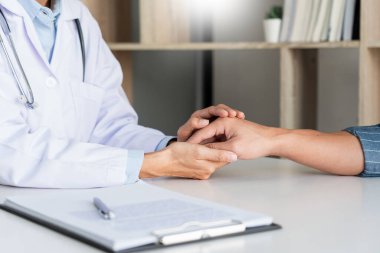 sağlık ve tıp etiği kavramı, doktor hasta tanısı bir konsültasyon veren reçete açıklar ve hastanede hasta dinleme dikkatle