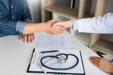 Çekici doktor ve hasta cesaret ve empati için el sıkışıyor, sağlık ve yardım, tıbbi konsept