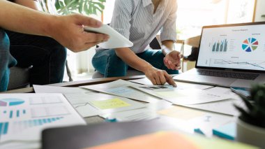 İş adamları, strateji düşünen iş arkadaşları için ya da iş ortaklığı ile ilgili sorun, Çeşitli Beyin Fırtınası İş Toplantısı Konsepti üzerine yapışkan notlar yazıyorlar.