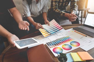 Orijinal Ürün Renklerini Ortak Çalışma Alanında Kullanım Koşullarını, Takım Çalışması Modern İşbirliği Konseptini Tartışmak için Yaratıcı Takım Toplantısı