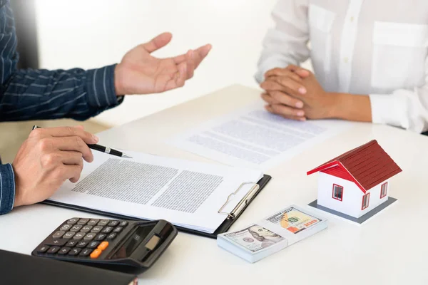 Venda Representante Oferecer Contrato Compra Casa Para Comprar Uma Casa — Fotografia de Stock