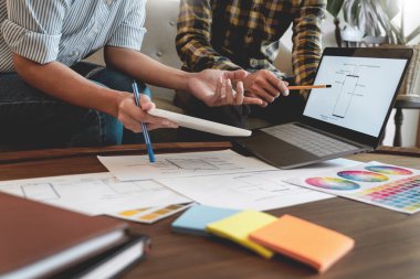 Ortak Çalışma Alanında ürün tasarımı için prototip ürünlerini analiz eden yaratıcı ekip, takım çalışması işbirliği kavramı