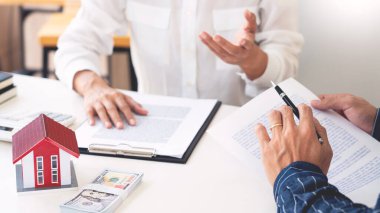 Emlakçılar, emlak konsepti almak, satın almak veya satmak için gelen müşterilere belgeleri açıklar.
