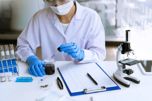 Cientistas Que Pesquisam Laboratório Jaleco Branco Luvas Analisando Olhando Para — Fotografia de Stock