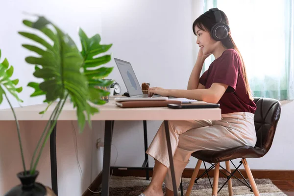 Jovem Atraente Bela Mulher Asiática Empreendedor Freelancer Trabalhando Casa Com — Fotografia de Stock