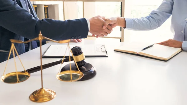 Handshake Después Cooperación Entre Abogados Abogado Clientes Discutiendo Acuerdo Contrato —  Fotos de Stock