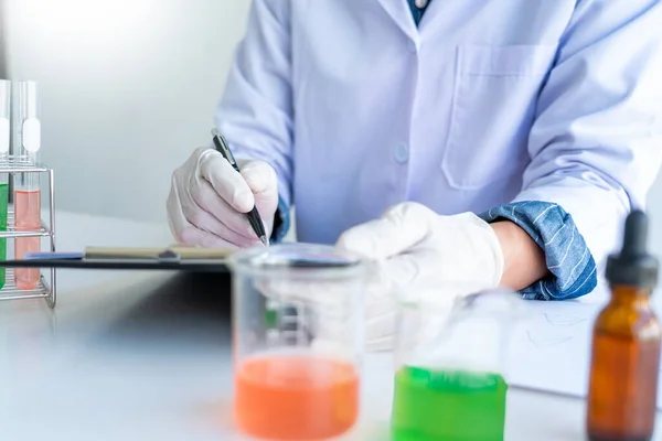 Gli Scienziati Indossano Camice Laboratorio Indumenti Protettivi Stanno Lavorando Con — Foto Stock