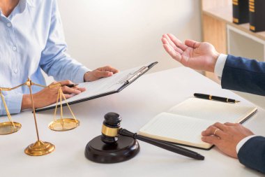 Hukuk müşaviri, sözleşmenin ciddi istişareleri, hukuk kavramları ve hukuki hizmetler görüşmelerini müvekkiline sunar..