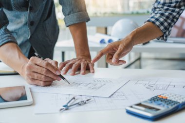 Ofisteki İşbirliği Kurumsal Tasarımcılar yeni bir proje üzerinde çalışıyorlar. Ofisteki inşaat alanında planlama tasarımı.