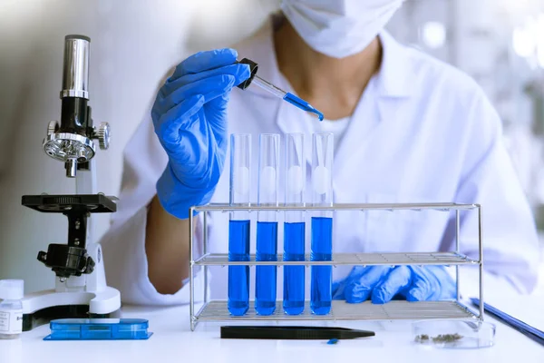 Científicos Que Investigan Laboratorio Bata Laboratorio Blanca Guantes Que Analizan — Foto de Stock