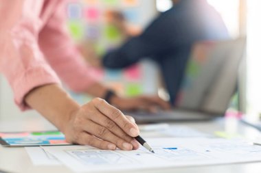 Grafik tasarımcıları ekibi UX UI tasarımcısı ile birlikte çalışarak uygulama şablonu planlama cep telefonu prototipi, Kullanıcı deneyimi konsepti.