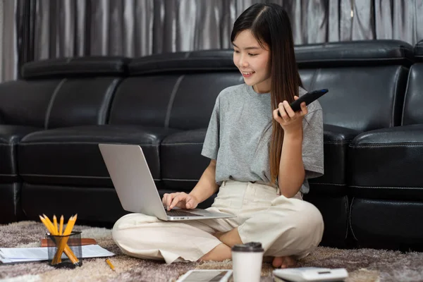 Vonzó Fiatal Gyönyörű Ázsiai Dolgozik Laptop Dokumentum Beszél Okostelefon Beltéri — Stock Fotó