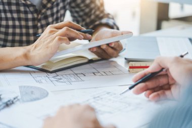 Ofisteki İşbirliği Kurumsal Tasarımcılar yeni bir proje üzerinde çalışıyorlar. Ofisteki inşaat alanında planlama tasarımı.