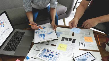 İş adamları ofiste buluşup yapışkan notlara notlar yazıyorlar. planlama stratejisi ve beyin fırtınası, iş arkadaşları düşünce konsepti