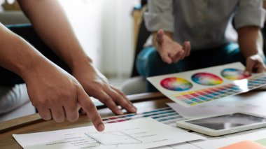 Orijinal Ürün Renklerini Ortak Çalışma Alanında Kullanım Koşullarını, Takım Çalışması Modern İşbirliği Konseptini Tartışmak için Yaratıcı Takım Toplantısı