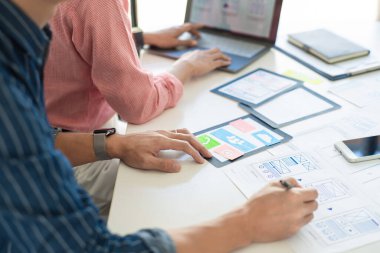 Grafik tasarımcıları ekibi UX UI tasarımcısı ile birlikte çalışarak uygulama şablonu planlama cep telefonu prototipi, Kullanıcı deneyimi konsepti.