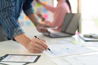 Grafik tasarımcıları ekibi UX UI tasarımcısı ile birlikte çalışarak uygulama şablonu planlama cep telefonu prototipi, Kullanıcı deneyimi konsepti.