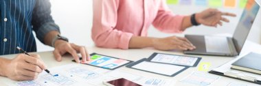 Grafik tasarımcıları ekibi UX UI tasarımcısı ile birlikte çalışarak uygulama şablonu planlama cep telefonu prototipi, Kullanıcı deneyimi konsepti.