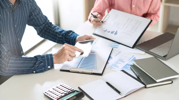 Business Team Entrepreneur Mendiskusikan Dan Menganalisis Laporan Data Bagan Kantor — Stok Foto