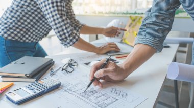 Ofisteki İşbirliği Kurumsal Tasarımcılar yeni bir proje üzerinde çalışıyorlar. Ofisteki inşaat alanında planlama tasarımı.